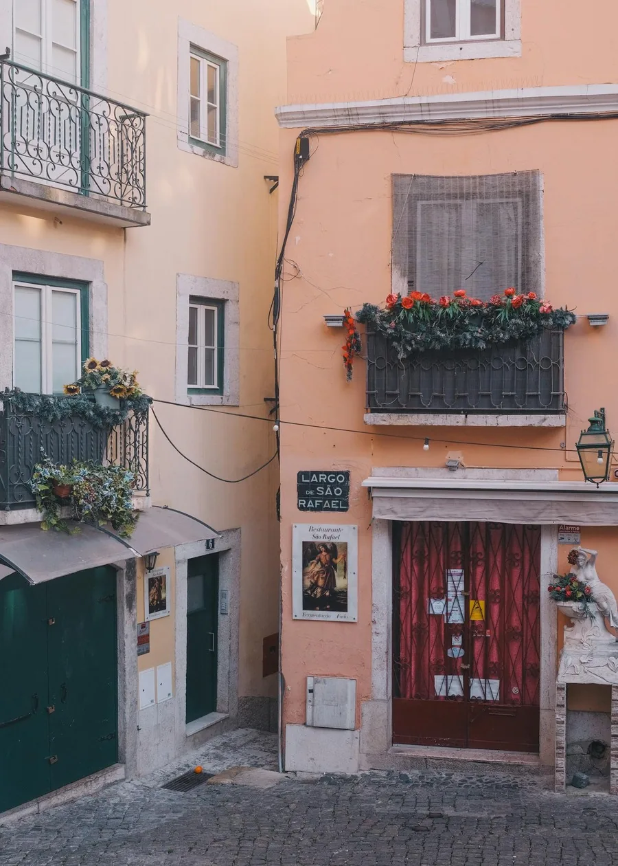 Rue de Lisbonne aux façades pastel